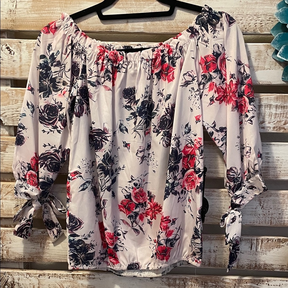 🔥🔥 (3/$20) 
Elegant Floral Off-Shoulder Blouse Size Small